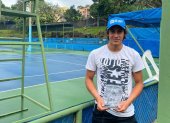Participación. Álvaro con la placa de vicecampeón en el singles de Santa Tecla.