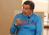 El candidato presidencial del movimiento Concertación, César Montúfar, llega a la entrevista con EXPRESO en su bicicleta con la que está recorriendo el país.