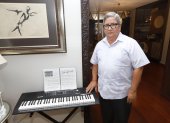El pianista a domicilio Juan Jimenez, de 61 años de edad.
