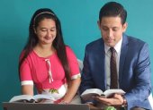 Los esposos Yessica y Ángel Rico en la asamblea de circuito virtual de los testigos de Jehová, que se dio para el sur de Guayaquil.