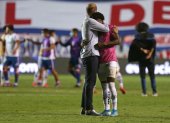 Miguel Ángel Ramírez consuelo al defensa Ángelo Preciado después de la eliminación en Copa Libertadores