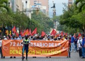 Con una marcha por la 9 de Octubre de Guayaquil se conmemoró el Día de los Derechos.