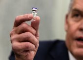 Washington (United States), 10/12/2020.- Wesley Wheeler, President of Global Healthcare at United Parcel Service (UPS), holds up a sample of the vial that will be used to transport the Pfizer COVID-19 vaccine as he testifies during a Senate Commerce, Science, and Transportation Subcommittee hearing on the logistics of transporting a COVID-19 vaccine in Washington, DC, USA, 10 December 2020. An FDA advisory panel is meeting to decide whether to recommend the agency authorize Pfizer"s coronavirus vaccine. Once a vaccine is approved the next hurdle is making sure the vaccine gets to where it is most needed. (Estados Unidos) EFE/EPA/SAMUEL CORUM / POOL