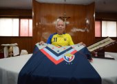 El padre Francisco Nieto muestra orgulloso la camiseta de 1992 de El Nacional, y la de la Tri, que le regaló Christian Benítez, a cuyos hijos bautizó en esa capilla.

Gustavo Guaman. Quito 18 de Diciembre de 2020 Agencia(ag-extra ag-expreso-ag-quito)