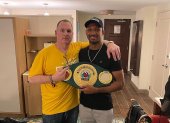 El campeón mundial súper mediano junto a su mánager y representante, Mike Criscio, luego del combate.