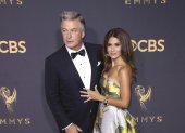 En la imagen, el actor estadounidense Alec Baldwin (i) posa con su esposa, Hilaria Baldwin.