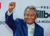 El músico mexicano Armando Manzanero posa a su llegada a la alfombra roja de los Premios Billboard de la Música Latina, en el BB&T Center de Sunrise, una ciudad del condado Broward y cercana a Miami, Florida.