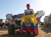 Orgullo. El piloto tricolor hizo flamear la bandera de Ecuador tras completar los  7.856 kilómetros que abarcó el rally Dakar 2021.