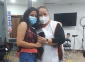 Marvelys Velasco entrega su cabello a Jéssica Camejo, que dirige la fundación Fuerza Dorian.