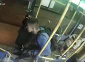 Delito. La cámara de seguridad del bus muestra a los asaltantes.