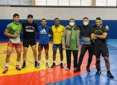 Andrés (c) junto a parte de los luchadores mexicanos con los que entrena, entre ellos hay campeones y subcampeones de Juegos Panamericanos.