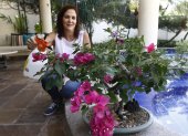 Patricia March de 50 años de edad, riega sus plantas en el jardín de su casa.