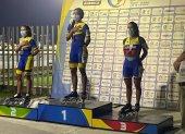 Podio. La patinadora tricolor (d) en una de las pruebas que se ubicó tercera.