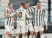 Los jugadores de la Juventus felicitan al portugués Cristiano Ronaldo después de marcar el primer gol