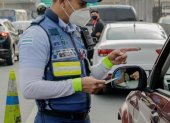Agente de la ATM realiza controles en las vías de Guayaquil.