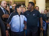 Diego Armando Maradona (i) y Pelé (d) siempre se respetaron, el brasileño lo despidió con un "te quiero, amigo".
