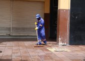 Un trabajador limpia las calles de Guayaquil, en la zona regenerada del centro.