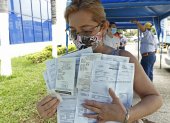 Caso. Una de las usuarias afectadas muestra las facturas que reflejan el incremento en el valor a pagar.