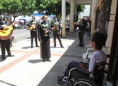 Un grupo de mariachis dando una serenata por el día de la madre en mayo del 2020.