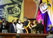 La presidenta de la Asamblea, Guadalupe Llori, coloca la banda presidencial a Guillermo Lasso.