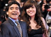 Diego Maradona junto a su hija, Gianina, quien está en contra de vender sus recuerdos.