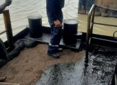Mancha. Se ve el combustible que se regó en cubierta y contaminó al río.