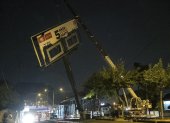 Hecho. La noche del lunes 21 de junio, el Municipio de Guayaquil desmontó una valla publicitaria ubicada en la avenida Carlos Julio Arosemena.