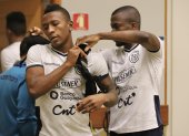 Enner Valencia y Pervis Estupiñán (i) durante una sesión de entrenamientos en la Copa América.