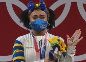 Neisi dedicó a su mamá y hermano fallecido con una leyenda escrita en la palma de su mano izquierda al subir al podio para recibir el oro de Tokio