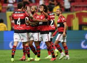 Jugadores de Flamengo celebran su clasificación a las semifinales de la Copa Libertadores tras aplastar al Olimpia de Paraguay.
