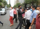 La actividad en  las calles de Guayaquil se desarrolla todavía con el uso de mascarillas incluso en espacios abiertos..