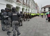 Fuerzas de seguridad se despliegan en los alrededores del Palacio de Gobierno previo a la jornada de manifestaciones de grupos sociales y sindicatos, hoy, en Quito (Ecuador).