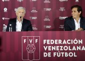El argentino José Néstor Pekerman (i) habla en un rueda de prensa junto al presidente de a Federación Venezolana de Fútbol (FVF), Jorge Giménez, donde fue presentado hoy, como seleccionador de Venezuela en Caracas (Venezuela).
