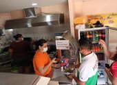 Kemerlyn Gil logró finalmente instalar un restaurante en la ciudadela donde vive con su hija y esposo. En el negocio ha dado acogida a otros extranjeros y a nacionales.