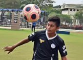 El jugador de 14 años juega como  lateral izquierdo.