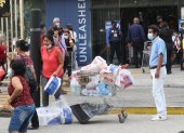 Excepción. Los supermercados, centros comerciales y la red de mercados municipales aun no deberán cumplir con la medida.