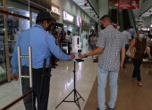 Bioseguridad. En un centro comercial de la ciudad ya se socializaba entre los visitantes que se exigiría el carné de vacunación para ingresar, además de otros controles de bioseguridad.