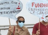 Familiares y pacientes que sufren enfermedades crónicas y catastróficas, durante un plantón para solicitar medicinas para sus tratamientos.