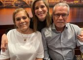 Gaby con sus progenitores Ángela y Carlos.