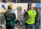 operación conjunta del Servicio de Vigilancia Aduanera de la Agencia Tributaria y la Guardia Civil en la que se han aprehendido 464 kilos de cocaína que se encontraban ocultos en el interior de una máquina trituradora de 11 toneladas que llegó al puerto de Valencia y que tenía como destino declarado una empresa domiciliada en Tres Cantos (Madrid). Para la extracción de la droga fue necesaria la intervención de los bomberos, que utilizaron herramientas especiales para corte de metal. La organización introdujo la maquinaria, procedente de Colombia, por el puerto de Valencia y tras una serie de transbordos fue interceptada en la localidad de Sueca de ocultación y el peso de la maquinaria. EFE/ Agencia Tributaria/Guardia Civil
