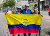 La campeonas sudamericanas de 20 y 35 km marcha, Glenda Morejón y Paola Pérez, acompañadas del técnico Julio Chuqui.