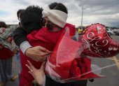 Familiares se reencuentran hoy con ecuatorianos repatriados de Ucrania tras la llegada del primer vuelo humanitario, en las afueras del Aeropuerto Internacional Mariscal Sucre, en Quito (Ecuador).