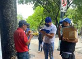 Un grupo de voluntarios trabaja en el censo en el centro de Guayaquil.