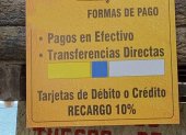 En un local en Manabí está pegado este letrero, sin que exista una autoridad que frene este abuso.