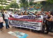 Un grupo de afiliados y jubilados del IESS realizó un plantón frente a la Defensoría del Pueblo este jueves 10 de marzo de 2022.