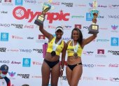Karelys Simisterra y Ariana Vilela tras conseguir el titulo sudamericano.