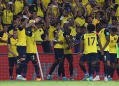 Los jugadores de la selección ecuatoriana celebran el tanto de Enner Valencia, que significó el empate ante Argentina.