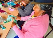 Quehacer. Un grupo de mujeres de Cuenca aprenden a confeccionar ucuyayas.