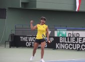 Doménica González festeja tras la victoria en el dobles junto a Mell Reasco.