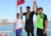 El nadador machaleño David Farinango (c) en el podio tras cronometrar 58 minutos con 44 segundos.